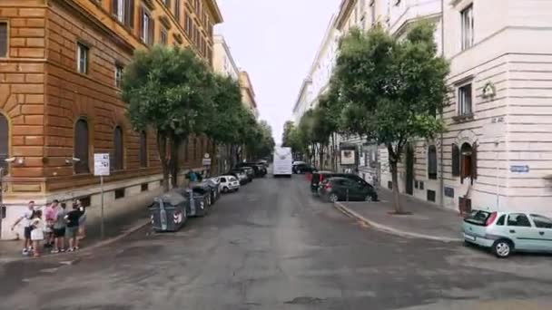 Ένα ταξίδι στους δρόμους της Ρώμης, ιταλική θέα στους δρόμους από ένα παράθυρο αυτοκινήτου — Αρχείο Βίντεο