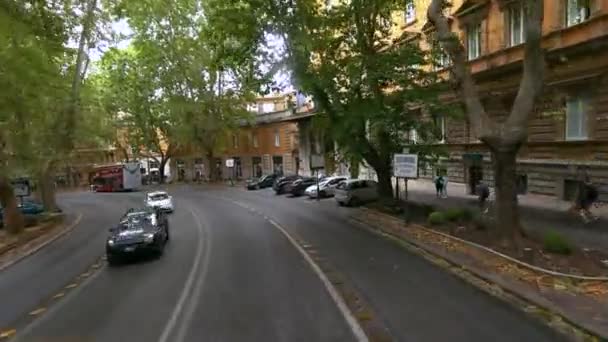 Un viaje por las calles de Roma, vistas de las calles italianas desde una ventana del coche — Vídeo de stock