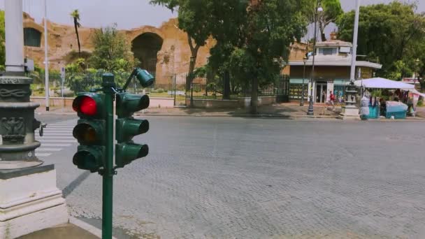 Feu rouge, passage pour piétons feu rouge allumé, Rome, Italie — Video