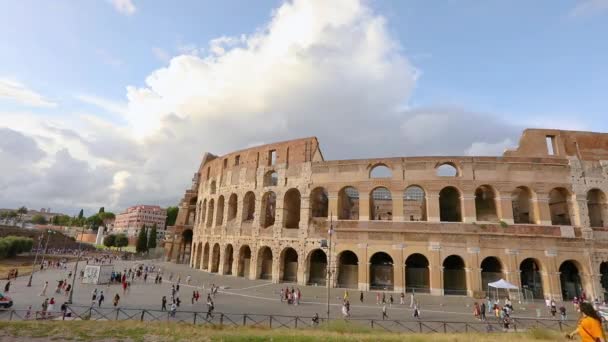 Roma 'daki Kolezyum cephesi, yazın güzel havalarda Roma Kolezyumu. Roma, İtalya 'daki Kolezyum — Stok video