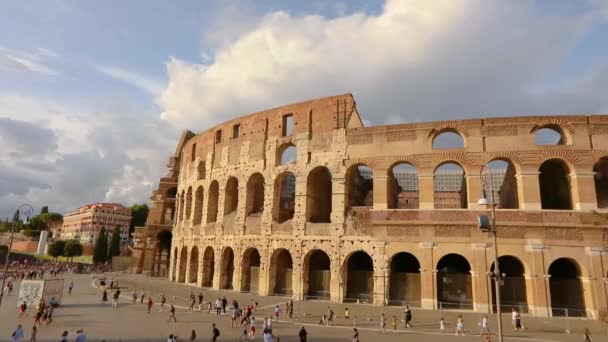 Den romerska Colosseum på sommaren i fint väder. Coliseum i Rom, Italien. Colosseums fasad i Rom — Stockvideo