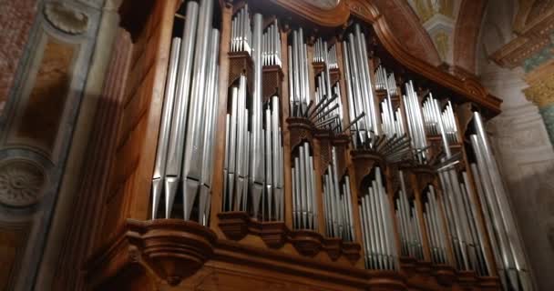 Een man bespeelt een kerkorgel, een orgel in een prachtige Italiaanse kerk — Stockvideo