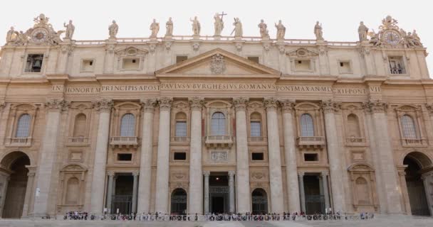 Plano geral de St. Peters Square. St. Peters Square muitas pessoas andam na praça. Itália, Roma, — Vídeo de Stock