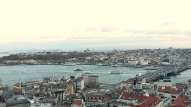 Bay Golden Horn zaman klapaları, Bay Golden Horn zaman klapalarında gemiler. Galata kulesinden Taime turları. Galata Kulesi 'nden İstanbul' un panoramik manzarası.