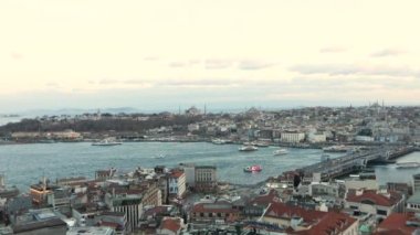 Galata kulesinden Taime turları. Koyun altın boynuz zamanı lapalar, gemiler körfezde altın boynuz zaman lapaları