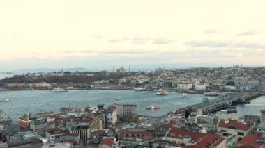 Galata kulesinden Taime turları. Koyun altın boynuz zamanı lapalar, gemiler körfezde altın boynuz zaman lapaları