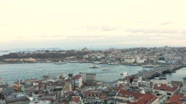 Galata kulesinden Taime turları. Koyun altın boynuz zamanı lapalar, gemiler körfezde altın boynuz zaman lapaları