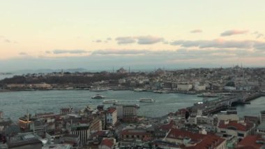Galata kulesinden Taime turları. Koyun altın boynuz zamanı lapalar, gemiler körfezde altın boynuz zaman lapaları