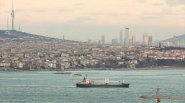 Nehir kenarındaki şehir. Boğaz 'da büyük bir gemi. Boğaz zaman aşımı. Boğaz manzarası çok güzel, gemiler yol alıyor.