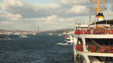 Boğazdaki turist tekneleri. Turist gemisi, martılar geminin yakınında uçuyor. Birçok turist teknesi