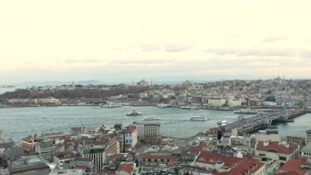 Panorámás kilátás Isztambulra a Galata toronyból. Isztambul látképe a Galata toronyból, a Kék Mecset, a Galata híd, az Aranyszarv-öböl — Stock videók