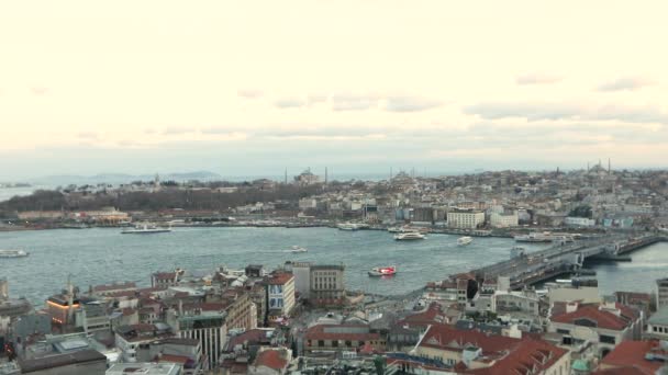 Panorámás kilátás Isztambulra a Galata toronyból. Isztambul látképe a Galata toronyból, a Kék Mecset, a Galata híd, az Aranyszarv-öböl — Stock videók