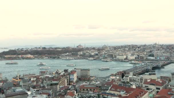 Bay Golden Horn zaman klapaları, Bay Golden Horn zaman klapalarında gemiler. Galata kulesinden Taime turları. Galata Kulesi 'nden İstanbul' un panoramik manzarası. — Stok video