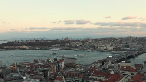 Taime loopt vanaf de Galata toren. Bay golden horn tijd lapas, schepen in de baai golden horn tijd lapas — Stockvideo