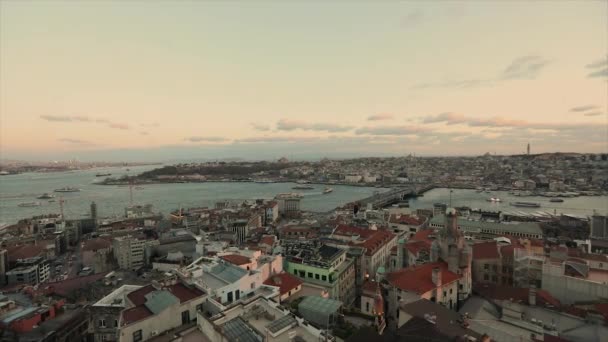 De tijd nadert vanaf de Galatiaanse toren. Ochtend uitzicht op de Bosporus vanaf de Galata toren — Stockvideo