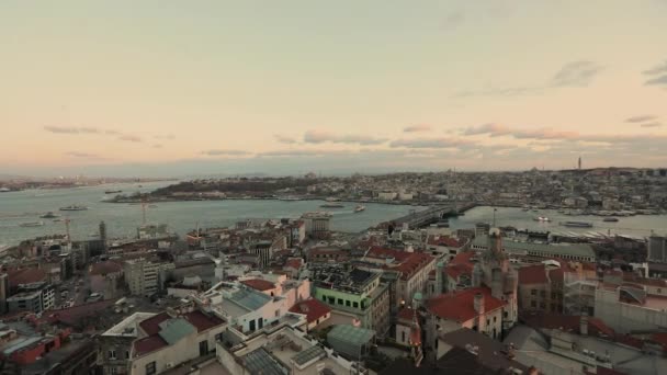 Ochtend uitzicht op de Bosporus vanaf de Galata toren. De tijd nadert vanaf de Galatiaanse toren. Prachtig uitzicht op Istanbul — Stockvideo