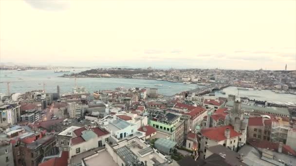 De oude stad bij de rivier. Panorama van de oude stad bij de rivier, de oude brug over de rivier. Turkije, Istanbul — Stockvideo