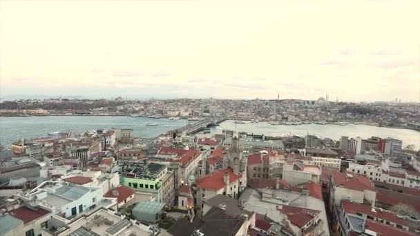 Panorama vanaf Galata Tower, Turkije Istanbul. Panoramisch uitzicht op de bezienswaardigheden van Istanbul — Stockvideo