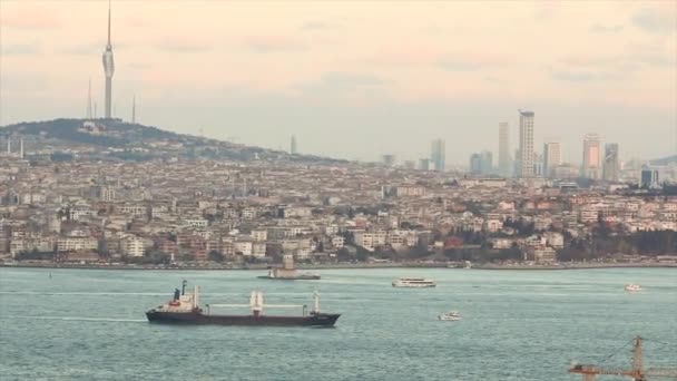 Großer Plan für Bosporus. Das Schiff fährt auf dem Bosporus. Istanbul, Türkei — Stockvideo