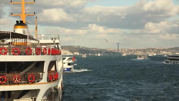 Nave turistica a Istanbul primo piano — Video Stock