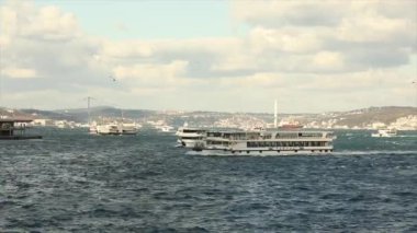 Boğaz üzerindeki köprü, güzel bulutlar ve eğlence tekneleri