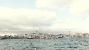 İstanbul 'un eski kıyısında. Galata Kulesi ve Galata Köprüsü bir karede