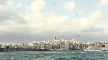 İstanbul 'un eski kıyısında. Galata Kulesi ve Galata Köprüsü bir karede