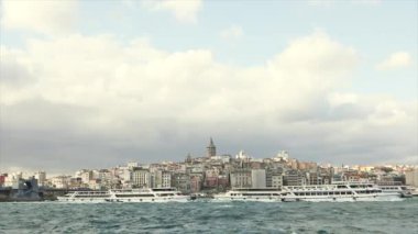 İstanbul 'un eski kıyısında. Galata Kulesi ve Galata Köprüsü bir karede
