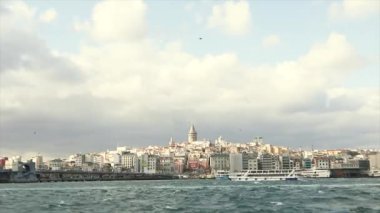 İstanbul 'un eski kıyısında. Galata Kulesi ve Galata Köprüsü bir karede