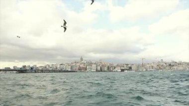 İstanbul Seddi 'nin geniş planı, Galata Kulesi ve Galata Köprüsü manzarası