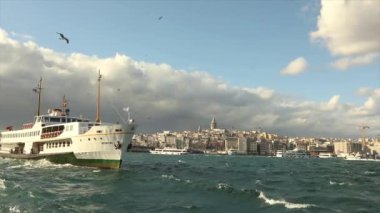 Boğaz 'da daha büyük modern tekneler. Boğaz Köprüsü, Boğaz ve Boğaz Köprüsü üzerinde güzel bir gökyüzü