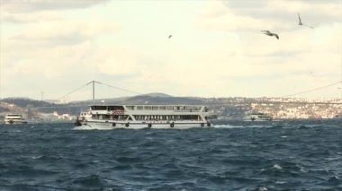 Boğaz 'da daha büyük modern tekneler. Boğaz Köprüsü, Boğaz ve Boğaz Köprüsü üzerinde güzel bir gökyüzü