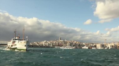 Boğaz kanalında güzel bir turist gemisi. Köprünün arka planında bir turizm gemisi var. İstanbul, Türkiye