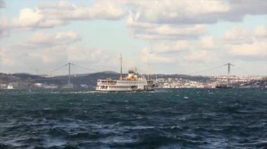 Boğaz 'da daha büyük modern tekneler. Boğaz Köprüsü, Boğaz ve Boğaz Köprüsü üzerinde güzel bir gökyüzü
