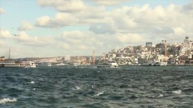 Gemiler şehrin arka planında körfezde yüzüyor. Altın Boynuz 'da tekneler hareket ediyor. İstanbul, Türkiye. 10 Nisan 2019