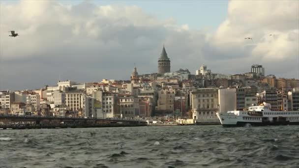 Ανεμοδαρμένη μέρα στην Κωνσταντινούπολη. Σκάφη αναψυχής επιπλέουν στο Βόσπορο, Galata Tower στο παρασκήνιο — Αρχείο Βίντεο