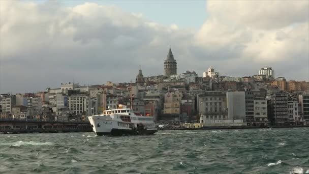 En blåsig dag i Istanbul. Fritidsbåtar flyter på Bosporen, Galata Tower i bakgrunden — Stockvideo
