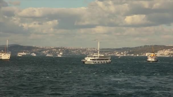 Híd a Boszporusz felett, gyönyörű felhők és sétahajók. Bosphorus híd a folyó felett — Stock videók