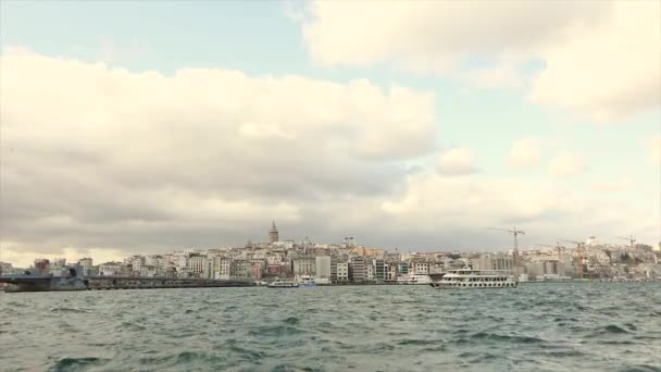 Blick auf den Galata-Turm von der anderen Seite des Bosporus, Galata-Turm — Stockvideo