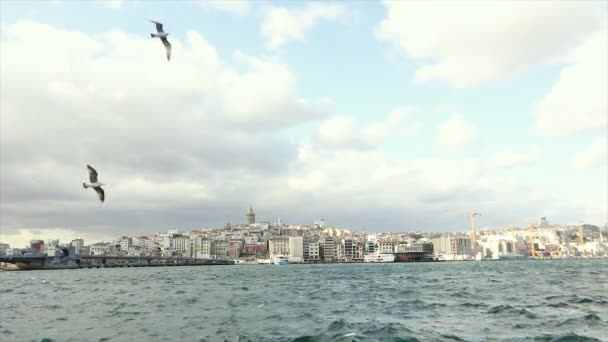 Kilátás a Galata-toronyra a Boszporusz túloldaláról, Galata-torony — Stock videók