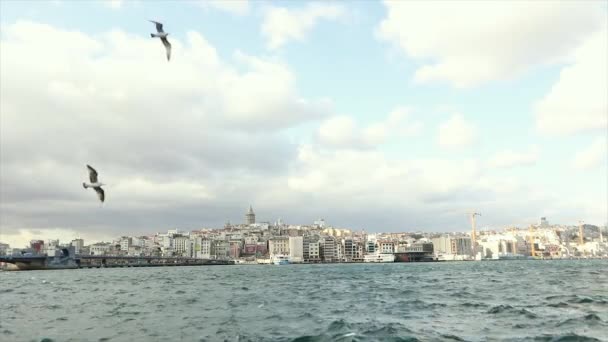 Utsikt över Galata Tower från andra sidan Bosporen, Galata Tower — Stockvideo