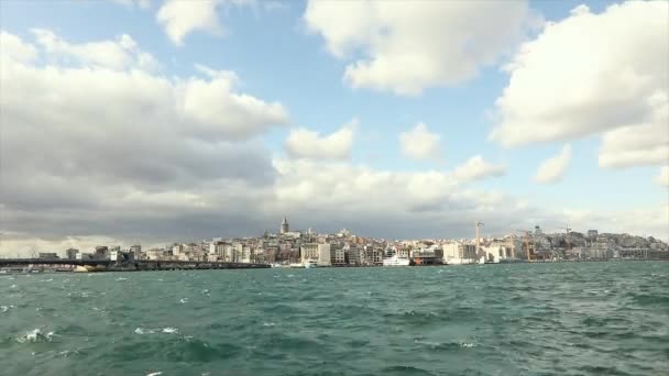 Wybrzeże starego miasta Istambułu. Wieża Galata i most Galata w jednej klatce — Wideo stockowe