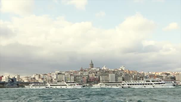 A costa da antiga cidade de Istambul. Torre de Galata e Ponte de Galata em um quadro — Vídeo de Stock