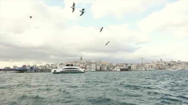 Um amplo plano do Embankment de Istambul, uma vista da Torre de Galata e da Ponte Galata — Vídeo de Stock