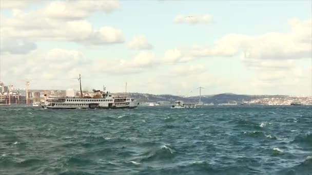 Boğaz 'da daha büyük modern tekneler. Boğaz Köprüsü, Boğaz ve Boğaz Köprüsü üzerinde güzel bir gökyüzü — Stok video