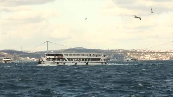 ボスポラス諸島の近代的な大型ボート。ボスポラス橋、ボスポラス橋の上の美しい空 — ストック動画