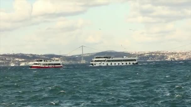 Kleines Passagierboot mit türkischer Flagge. Bewegung der Boote am Goldenen Horn — Stockvideo