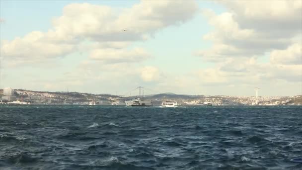 Im Hintergrund der Stadt schwimmen Schiffe in der Bucht. Bewegung der Boote am Goldenen Horn — Stockvideo