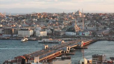 Arabalar gün batımında Galata Köprüsü 'ne gidiyor. Galata Kulesi' nin genel planı. Gün batımında Mavi Cami