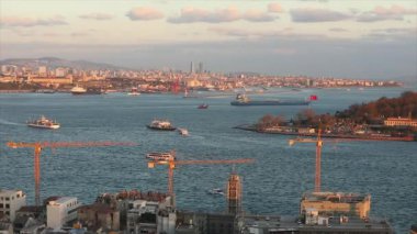 İstanbul, Türkiye 'nin Boğaz kıyılarında inşaat vinçleri. 10 Nisan 2019